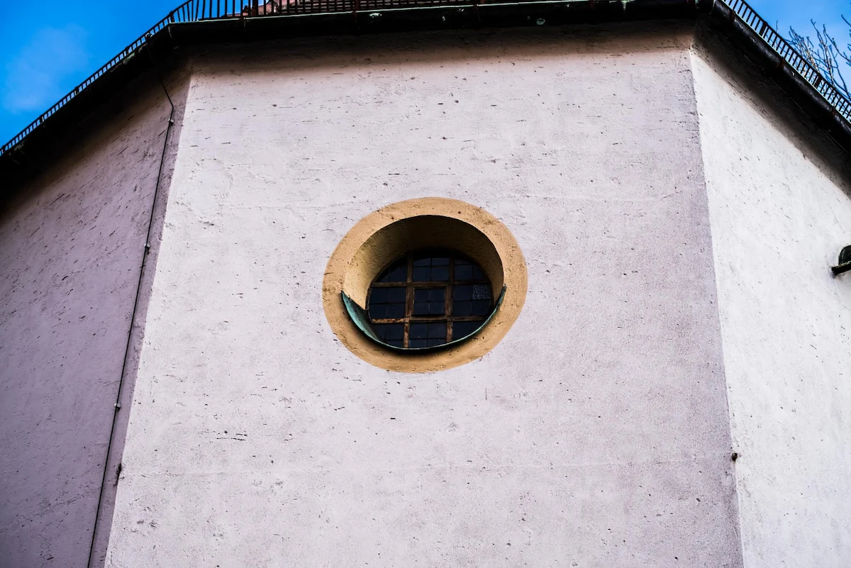Lubang Angin Rumah Bentuk Bulat Besar